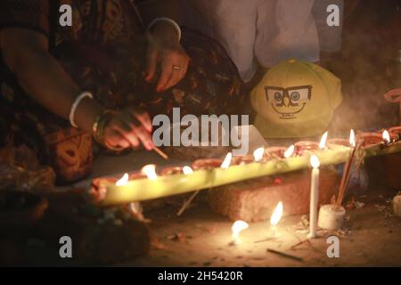 Barodi, Bangladesch. November 2021. Hinduistische Anhänger beten am 6. November 2021 während des Rakher Upobash-Tempels im Shri Shri Lokanath Brahmachar Ashram-Tempel in Barodi, Narayanganj, Bangladesch, an einer rituellen Aktivität Teil. Während Kartik, die jedes Jahr mit dem Neumond im November beginnt, feiern tausende Hindu-Anhänger das Fest von Rakher Upobash und beten die Götter, die vor dem Shri Shri Lokanath Brahmachari Ashram im Swami Bagh Tempel in der Nähe von Dhaka, Bangladesch, sitzen. (Foto von Suvra Kanti das/Sipa USA) Quelle: SIPA USA/Alamy Live News Stockfoto