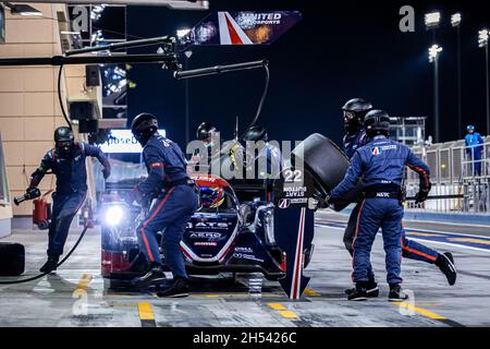 22 Hanson Philip (gbr), Scherer Fabio (che), Albuquerque Filipe (por), United Autosports USA, Oreca 07 - Gibson, Action Pitlane, Pitstop während der 8 Stunden von Bahrain, 6. Runde der FIA-Langstrecken-Weltmeisterschaft 2021, FIA WEC, auf dem Bahrain International Circuit, vom 4. Bis 6. November 2021 in Sakhir, Bahrain - Foto: Germain Hazard/DPPI/LiveMedia Stockfoto