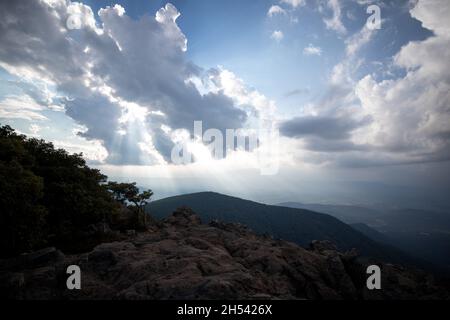 Der Blick vom Gipfel des Hawksbill Mountain im Shenandoah National Park, Virginia. Stockfoto