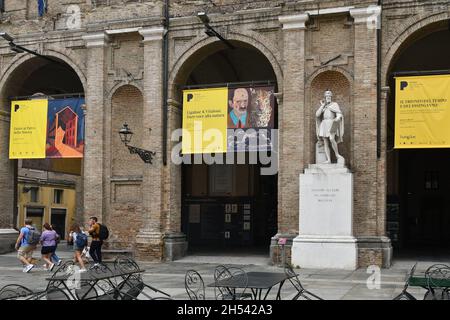 Statue von Antonio Allegri da Correggio, bekannt als Correggio, bedeutender Maler der Renaissance, vor dem Rathaus von Parma in der Emilia-Romagna Stockfoto