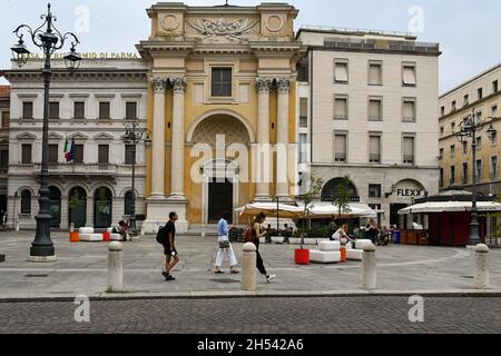 Giuseppe Garibaldi Platz mit der façade der Kirche St. Peter im neoklassischen Stil und Menschen in einem bewölkten Sommertag, Parma, Emilia-Romagna Stockfoto