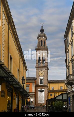 Glockenturm der entweihbaren Kirche San Ludovico im Barockstil in der Altstadt von Parma, Emilia-Romagna, Italien Stockfoto