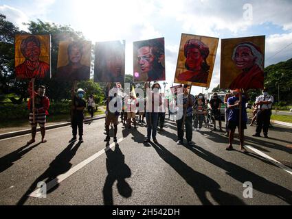 Quezon City, Philippinen. November 2021. Klimaaktivisten zeigen eine Lichtprojektion, um ihre Botschaft bei der KliMalaya-Klimarallye in #zu übermitteln. Der kreative Protest ist Teil des weltweiten marsches für das Klima, der die führenden Politiker der Welt, die an der UN-Klimakonferenz COP26 in Glasgow teilnehmen, auffordert, mutige und ehrgeizige Klimaschutzmaßnahmen zu ergreifen. Kredit: Majority World CIC/Alamy Live Nachrichten Stockfoto