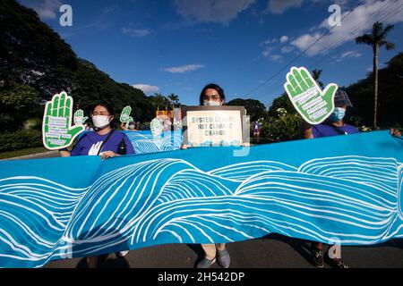 Quezon City, Philippinen. November 2021. Klimaaktivisten zeigen eine Lichtprojektion, um ihre Botschaft bei der KliMalaya-Klimarallye in #zu übermitteln. Der kreative Protest ist Teil des weltweiten marsches für das Klima, der die führenden Politiker der Welt, die an der UN-Klimakonferenz COP26 in Glasgow teilnehmen, auffordert, mutige und ehrgeizige Klimaschutzmaßnahmen zu ergreifen. Kredit: Majority World CIC/Alamy Live Nachrichten Stockfoto