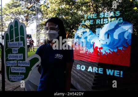 Quezon City, Philippinen. November 2021. Klimaaktivisten zeigen eine Lichtprojektion, um ihre Botschaft bei der KliMalaya-Klimarallye in #zu übermitteln. Der kreative Protest ist Teil des weltweiten marsches für das Klima, der die führenden Politiker der Welt, die an der UN-Klimakonferenz COP26 in Glasgow teilnehmen, auffordert, mutige und ehrgeizige Klimaschutzmaßnahmen zu ergreifen. Kredit: Majority World CIC/Alamy Live Nachrichten Stockfoto