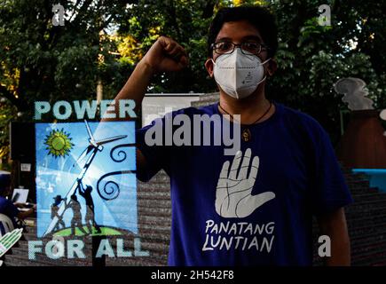 Quezon City, Philippinen. November 2021. Klimaaktivisten zeigen eine Lichtprojektion, um ihre Botschaft bei der KliMalaya-Klimarallye in #zu übermitteln. Der kreative Protest ist Teil des weltweiten marsches für das Klima, der die führenden Politiker der Welt, die an der UN-Klimakonferenz COP26 in Glasgow teilnehmen, auffordert, mutige und ehrgeizige Klimaschutzmaßnahmen zu ergreifen. Kredit: Majority World CIC/Alamy Live Nachrichten Stockfoto