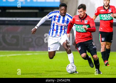 NIJMEGEN, NIEDERLANDE - 6. NOVEMBER: Anthony Musaba vom SC Heerenveen, Jordy Bruijn von N.E.C. während des niederländischen Eredivisie-Spiels zwischen NEC und SC Heerenveen im Goffertstadion am 6. November 2021 in Nijmegen, Niederlande (Foto: Broer van den Boom/Orange Picts) Stockfoto
