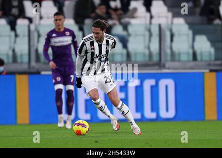 Turin, Italien. November 2021. Adrien Rabiot von Juventus FC kontrolliert den Ball während des Serie-A-Spiels zwischen Juventus FC und ACF Fiorentina am 6. November 2021 im Allianz Stadium in Turin, Italien. Quelle: Marco Canoniero/Alamy Live News Stockfoto