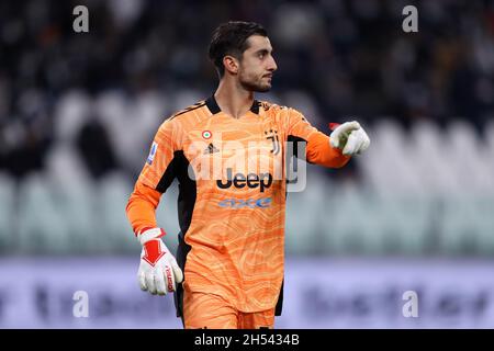 Turin, Italien. November 2021. Mattia Perin von Juventus FC Gesten während der Serie Ein Spiel zwischen Juventus FC und ACF Fiorentina im Allianz Stadium am 6. November 2021 in Turin, Italien. Quelle: Marco Canoniero/Alamy Live News Stockfoto