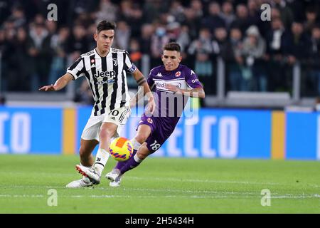 Turin, Italien. November 2021. Paulo Dybala von Juventus FC kontrolliert den Ball während des Serie-A-Spiels zwischen Juventus FC und ACF Fiorentina im Allianz Stadium am 6. November 2021 in Turin, Italien. Quelle: Marco Canoniero/Alamy Live News Stockfoto