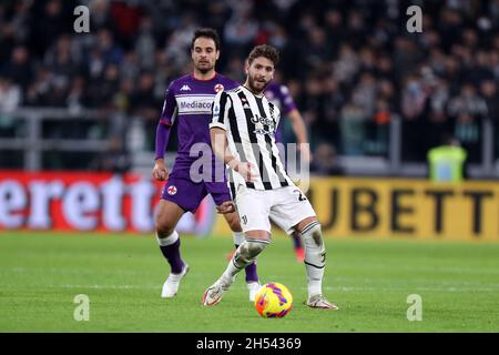 Turin, Italien. November 2021. Manuel Locatelli von Juventus FC kontrolliert den Ball während des Serie-A-Spiels zwischen Juventus FC und ACF Fiorentina im Allianz Stadium am 6. November 2021 in Turin, Italien. Quelle: Marco Canoniero/Alamy Live News Stockfoto