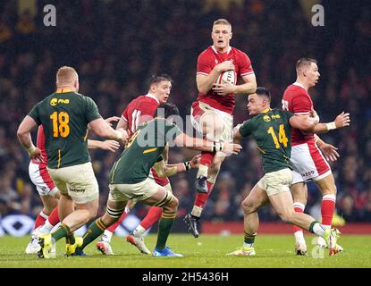 Johnny McNicholl aus Wales (Mitte) wurde vom Südafrikaner Franco Mostert und Jesse Kriel während des Spiels der Autumn Internationals im Fürstentum Stadium in Cardiff angegangen. Bilddatum: Samstag, 6. November 2021. Siehe PA Story RUGBYU Wales. Bildnachweis sollte lauten: David Davies/PA Wire. EINSCHRÄNKUNGEN: Die Nutzung unterliegt Einschränkungen. Nur redaktionelle Verwendung, keine kommerzielle Nutzung ohne vorherige Zustimmung des Rechteinhabers. Stockfoto