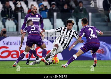 Turin, Italien. November 2021. Weston McKennie von Juventus FC kontrolliert den Ball während des Serie-A-Spiels zwischen Juventus FC und ACF Fiorentina am 6. November 2021 im Allianz Stadium in Turin, Italien. Quelle: Marco Canoniero/Alamy Live News Stockfoto