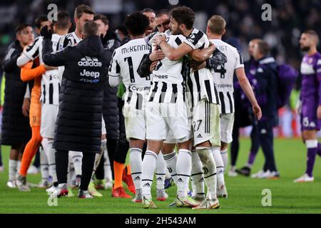 Turin, Italien. November 2021. Die Spieler des FC Juventus feiern nach dem Gewinn des Serie-A-Spiels zwischen dem FC Juventus und ACF Fiorentina am 6. November 2021 in Turin, Italien. Quelle: Marco Canoniero/Alamy Live News Stockfoto