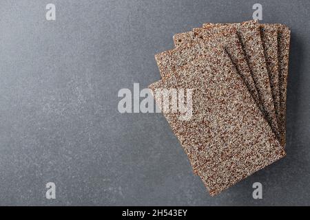 Roggencracker auf einem grauen Tisch. Gesunde Bio-Lebensmittel Stockfoto