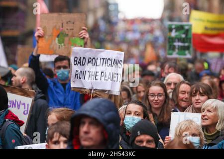 Tausende marschieren beim Globalen Aktionstag für Klimagerechtigkeit im Stadtzentrum von Glasgow, Schottland, wo die COP26-Klimakonferenz stattfindet. Stockfoto