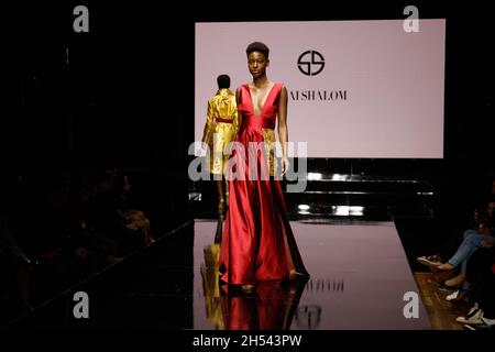 Kornit Fashion Show 2021 Los Angeles - Designer Shai Shalom. Die Models laufen auf dem Laufsteg zu einem rosa Bildschirm mit Designer-Logo. Gust Schauspielerin Linda Gray läuft Stockfoto