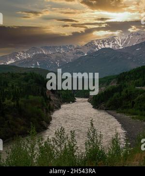 Sonnenuntergang über den Bergen im Denali National Park Stockfoto