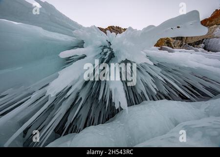 Große Eiszapfen hängen auf Felsen des Baikalsees Stockfoto