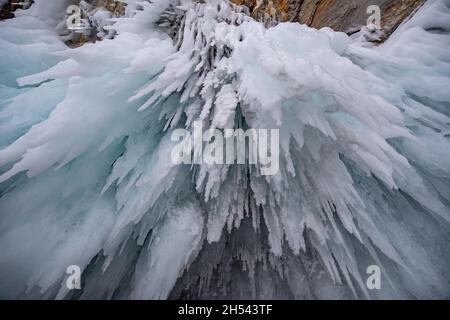 Große Eiszapfen hängen auf Felsen des Baikalsees Stockfoto
