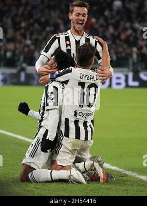 Allianz Stadium, Turin, Italien, 06. November 2021, Juan Guillermo Cuadrado Bello (Juventus FC) feiert das Tor mit Daniele Rugani (Juventus FC) und Paulo Dybala (Juventus FC) während des Spiels Juventus FC gegen ACF Fiorentina - italienische Fußballserie A Stockfoto