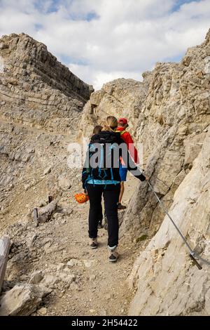 Italien Venetien - Wanderer klettern zum Beginn des Formenton Ferrata Stockfoto