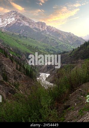 Fluss, der durch die zerklüftete Wildnis und die Bergkette in Alaska fließt, Stockfoto