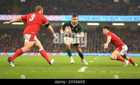 Fürstentum Stadium, Cardiff, Großbritannien. November 2021. Autumn Series Internationales Rugby, Wales gegen Südafrika: Handre Pollard aus Südafrika läuft mit dem Ball in der Hand Kredit: Action Plus Sports/Alamy Live News Stockfoto