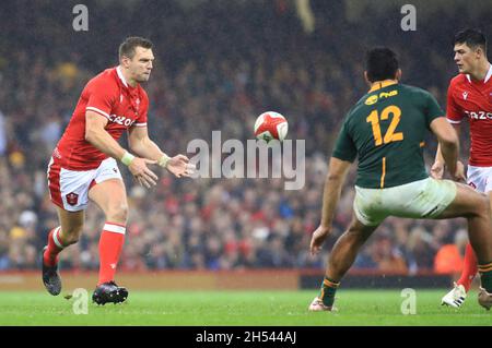 Fürstentum Stadium, Cardiff, Großbritannien. November 2021. Autumn Series Internationales Rugby, Wales gegen Südafrika: Dan Biggar aus Wales übergibt den Ball Kredit: Action Plus Sports/Alamy Live News Stockfoto