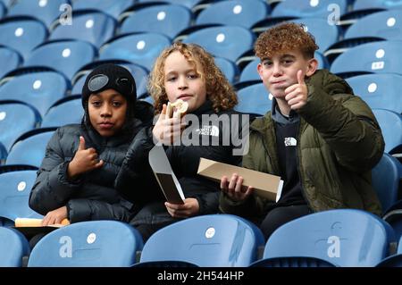 Blackburn, England, 6. November 2021. Sheffield Utd-Fans beim Sky Bet Championship-Spiel im Ewood Park, Blackburn. Bildnachweis sollte lauten: Simon Bellis / Sportimage Kredit: Sportimage/Alamy Live News Stockfoto