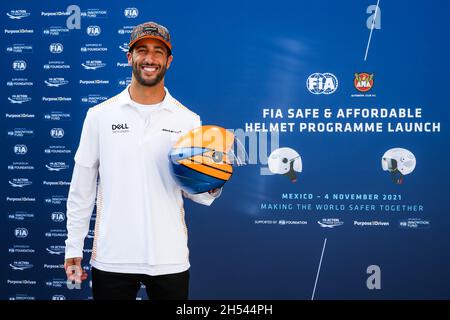 FIA sicheres & erschwingliches Helmprogramm: RICCIARDO Daniel (aus), McLaren MCL35M, Portrait während des Formel 1 Gran Premio De La Ciudad De Mexico 2021, Mexico City Grand Prix, 18. Lauf der FIA Formel 1 Weltmeisterschaft 2021 vom 5. Bis 7. November 2021 auf dem Autodromo Hermanos Rodriguez, In Mexiko-Stadt, Mexiko - Foto Florent Gooden / DPPI Stockfoto