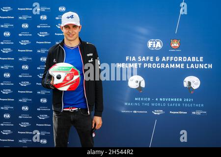 FIA sicheres & erschwingliches Helmprogramm: OCON Esteban (Fra), Alpine F1 A521, Portrait während des Formel 1 Gran Premio De La Ciudad De Mexico 2021, Mexico City Grand Prix, 18. Lauf der FIA Formel 1 Weltmeisterschaft 2021 vom 5. Bis 7. November 2021 auf dem Autodromo Hermanos Rodriguez, In Mexiko-Stadt, Mexiko - Foto Florent Gooden / DPPI Stockfoto