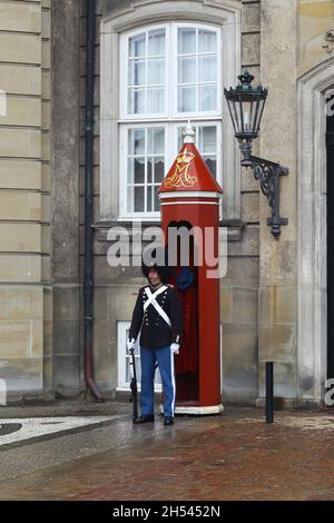 KOPENHAGEN, DÄNEMARK - 29. JUNI 2016: Dies ist eine der Wachen in der Nähe des Schlosses Amalienborg. Stockfoto