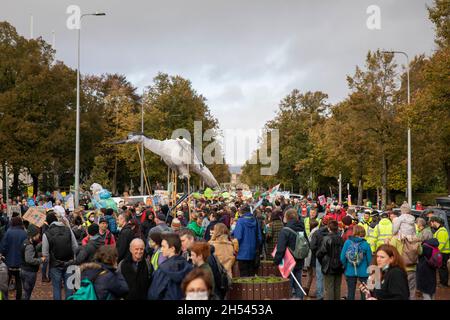 Cardiff, Wales, Großbritannien. November 2021. Demonstranten in der Klimakrise im Stadtzentrum von Cardiff im Rahmen koordinierter globaler Maßnahmen während des COP26-Gipfels in Glasgow, Schottland. Kredit: Mark Hawkins/Alamy Live Nachrichten Stockfoto