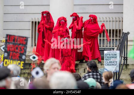 Cardiff, Wales, Großbritannien. November 2021. Extinction Rebellions rote Rebellenbrigade im Stadtzentrum von Cardiff als Teil eines koordinierten globalen Aktivismus während des COP26-Gipfels in Glasgow, Schottland. Kredit: Mark Hawkins/Alamy Live Nachrichten Stockfoto