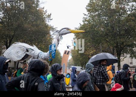 Cardiff, Wales, Großbritannien. November 2021. Die Demonstranten der Klimakrise marschieren im Zentrum von Cardiff als Teil eines koordinierten globalen Aktivismus während des COP26-Gipfels in Glasgow, Schottland. Kredit: Mark Hawkins/Alamy Live Nachrichten Stockfoto