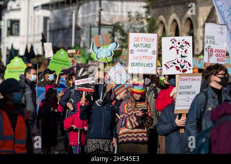 Cardiff, Wales, Großbritannien. November 2021. Die Demonstranten der Klimakrise marschieren im Zentrum von Cardiff als Teil eines koordinierten globalen Aktivismus während des COP26-Gipfels in Glasgow, Schottland. Kredit: Mark Hawkins/Alamy Live Nachrichten Stockfoto