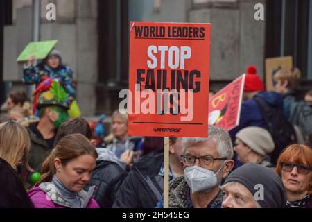 London, Großbritannien. November 2021. Tausende von Menschen marschierten im Rahmen des COP26 Coalition Global Day of Action for Climate Justice von der Bank of England zum Trafalgar Square. Kredit: Vuk Valcic / Alamy Live Nachrichten Stockfoto