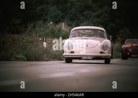 CAGLI , ITALIEN - OTT 24 - 2020 : PORSCHE 356 A 1600 1956 auf einem alten Rennwagen in Rallye Mille Miglia 2020 das berühmte italienische historische Rennen (1927-1957 Stockfoto