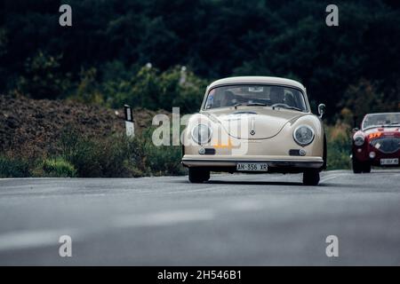 CAGLI , ITALIEN - OTT 24 - 2020 : PORSCHE 356 A 1600 1956 auf einem alten Rennwagen in Rallye Mille Miglia 2020 das berühmte italienische historische Rennen (1927-1957 Stockfoto