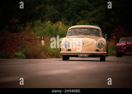 CAGLI , ITALIEN - OTT 24 - 2020 : PORSCHE 356 A 1600 1956 auf einem alten Rennwagen in Rallye Mille Miglia 2020 das berühmte italienische historische Rennen (1927-1957 Stockfoto