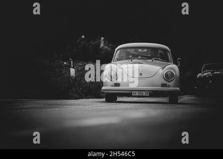 CAGLI , ITALIEN - OTT 24 - 2020 : PORSCHE 356 A 1600 1956 auf einem alten Rennwagen in Rallye Mille Miglia 2020 das berühmte italienische historische Rennen (1927-1957 Stockfoto