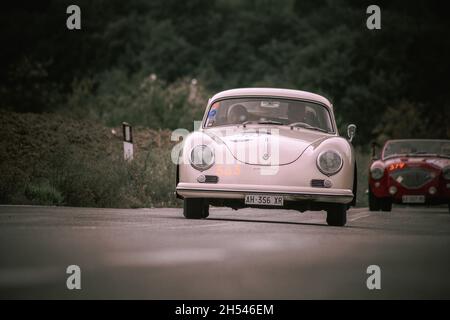 CAGLI , ITALIEN - OTT 24 - 2020 : PORSCHE 356 A 1600 1956 auf einem alten Rennwagen in Rallye Mille Miglia 2020 das berühmte italienische historische Rennen (1927-1957 Stockfoto