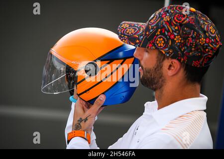FIA Safe & Affordable Helmprogramm: RICCIARDO Daniel (aus), McLaren MCL35M, Portrait während des Formel 1 Gran Premio De La Ciudad De Mexico 2021, Mexico City Grand Prix, 18. Lauf der FIA Formel 1 Weltmeisterschaft 2021 vom 5. Bis 7. November 2021 auf dem Autodromo Hermanos Rodriguez, in Mexiko-Stadt, Mexiko - Foto: Florent Gooden/DPPI/LiveMedia Stockfoto