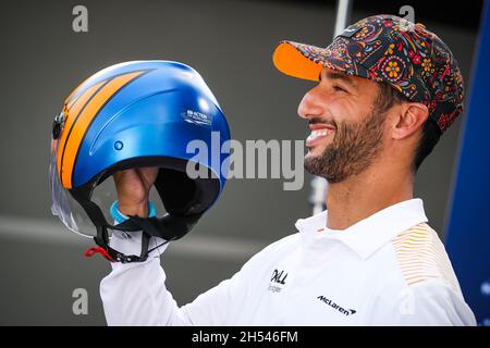 FIA Safe & Affordable Helmprogramm: RICCIARDO Daniel (aus), McLaren MCL35M, Portrait während des Formel 1 Gran Premio De La Ciudad De Mexico 2021, Mexico City Grand Prix, 18. Lauf der FIA Formel 1 Weltmeisterschaft 2021 vom 5. Bis 7. November 2021 auf dem Autodromo Hermanos Rodriguez, in Mexiko-Stadt, Mexiko - Foto: Florent Gooden/DPPI/LiveMedia Stockfoto