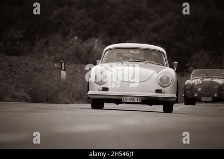 CAGLI , ITALIEN - OTT 24 - 2020 : PORSCHE 356 A 1600 1956 auf einem alten Rennwagen in Rallye Mille Miglia 2020 das berühmte italienische historische Rennen (1927-1957 Stockfoto