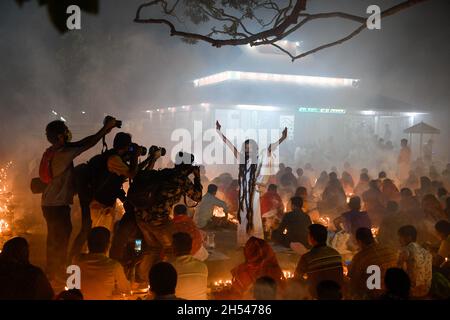 Narayanganj, Bangladesch. November 2021. Ein Anhänger, der von Fotografen beim Gebet im Shri Shri Lokanath Brahmachari Ashram-Tempel während des Hindu-Fastenfestes abgebildet wird.Schüler von Baba Lokenath Brahmachari feierten Rakher Upobash oder kartik broto bis zum Abend mit Fasten und zünden Lampen im Barodi Lokenath Ashram in Narayanganj an. (Foto von Piyas Biswas/SOPA Images/Sipa USA) Quelle: SIPA USA/Alamy Live News Stockfoto