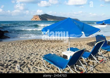 Wunderschönes Agia Marina Resort, Chania, Kreta farbenfrohe Sonnenschirme und Sonnenliegen am Strand Blauer Himmel mit Kopierraum Landschaftsaufnahme Stockfoto