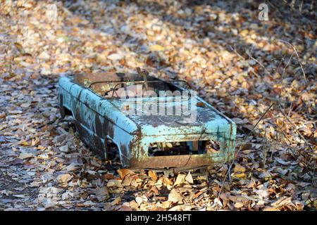 Verlassene Spielzeugautos in Pripyat in der Tschernobyl-Sperrzone Stockfoto