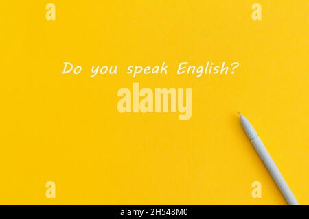 Der Text „Sprechen sie Englisch?“ Auf gelbem Hintergrund. Stockfoto